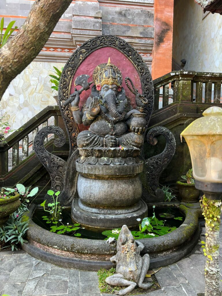 Bence Bali’nin en güzel Ganesha heykeli bizim otelin bahçesindeki bu heykeldi.