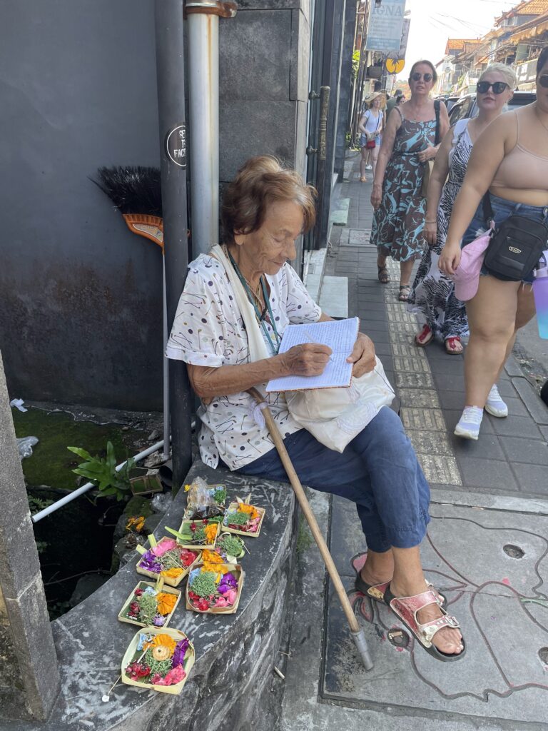 Sokaklarda oturup defterine yazılar yazan bu kadına birkaç kez rastladım.