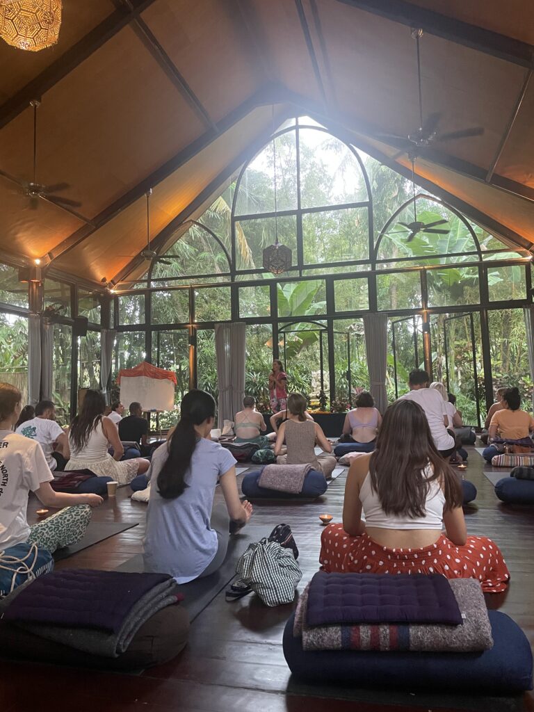 YogaBarn… Bali’deki yoga merkezlerinden biri… Bir kez Greg Kaps adlı bir eğitmenin Kundalini yoga ve ses banyosu çalışmasına katıldık. Muhteşemdi. Bir kez de tek başıma bir başka uzmanın gelecek vizyonu çalışmasına gittim. Keşke uyuyakalmasaydım.