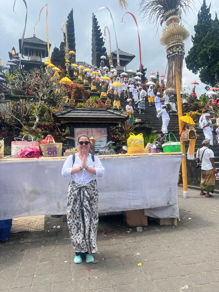 Besakih Temple (Mother Temple)’a yerli halk için çok özel olan bir bayram gününde gittik. O gün bizim de bayramımızdı. Binlerce insan alandaki tapınaklardaki seremonilere katılıyordu.