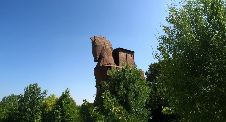 İÇİMDEKİ TRUVA ATI