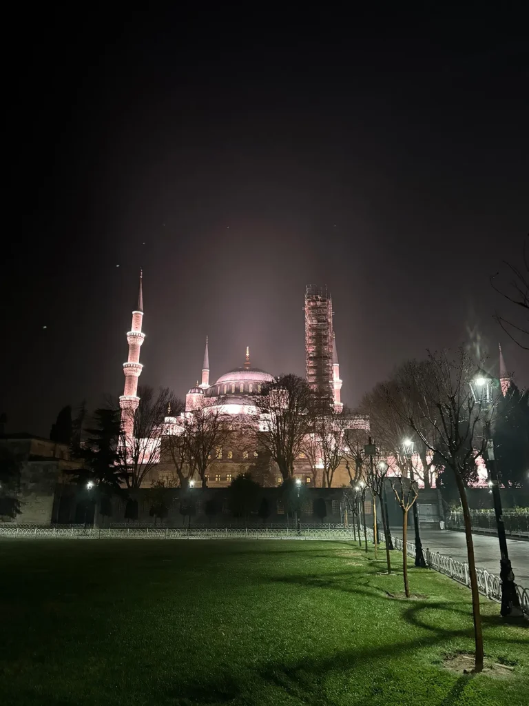 İstanbul’un iki büyük simgesi olan Ayasofya-i Kebir Camii ve Sultanahmet Camii