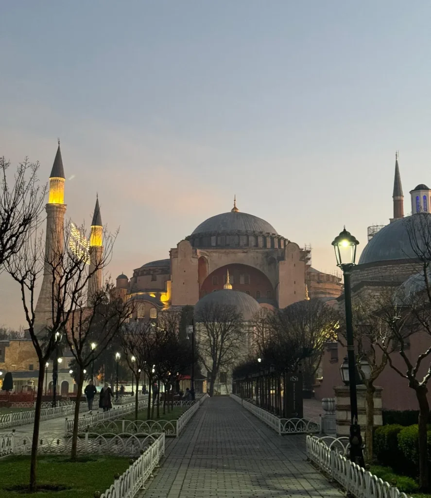 İstanbul’un iki büyük simgesi olan Ayasofya-i Kebir Camii ve Sultanahmet Camii