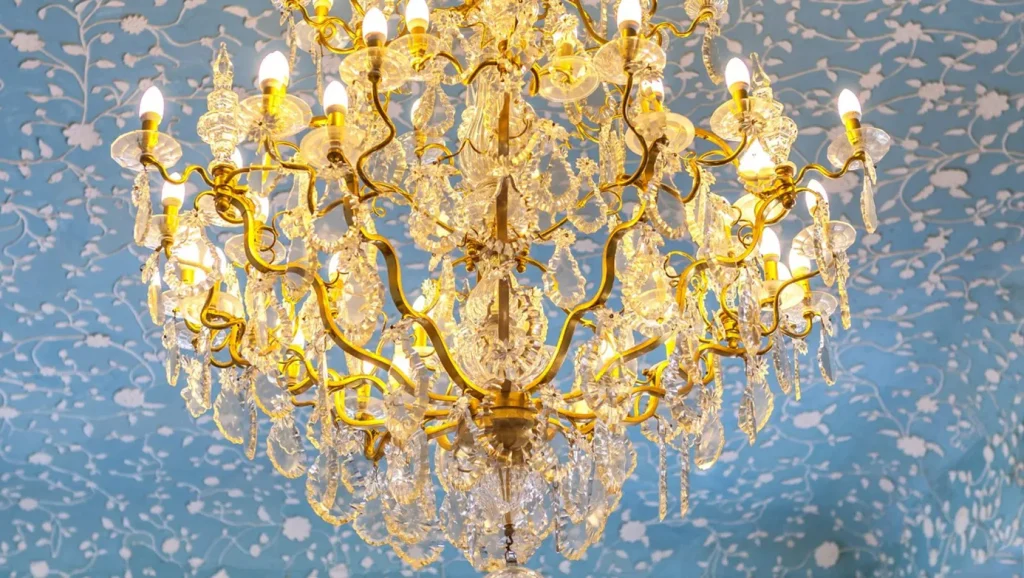 Neden İnsan Şaşaaya Sığınır?