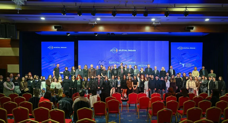 Dijital Plastisite: Bir "Tık" Uğruna Yeniden Şekillenen İnsan Zihni ve Ruhun Yeni Coğrafyası