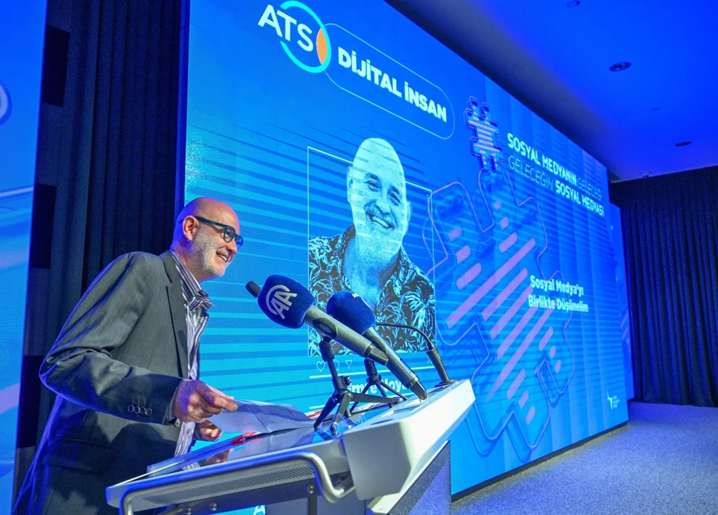 Zirvenin son bölümünde gerçekleştirilen “Sosyal Medya Bağımlılık mı, Bağlılık mı?” başlıklı panelde; Nörolog, yazar ve beyin felsefecisi Dr. Timur Yılmaz