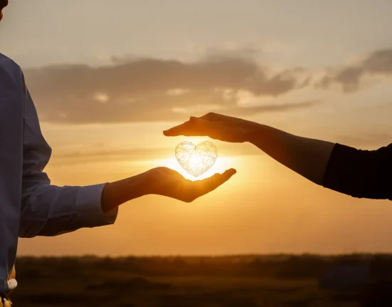 İLİŞKİLERDE BAĞLANMA: AŞKI HANGİ YAŞIMIZLA YAŞIYORUZ?