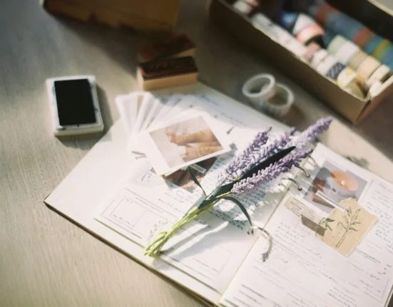 BELKİ DE İNSAN BAZI ŞEYLERİ SADECE YAZARKEN DUYUYORDUR