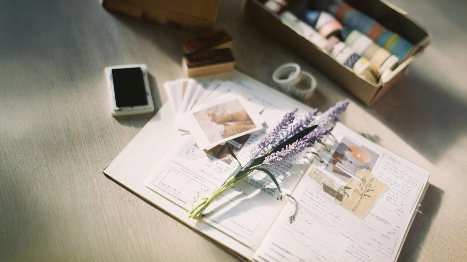 BELKİ DE İNSAN BAZI ŞEYLERİ SADECE YAZARKEN DUYUYORDUR