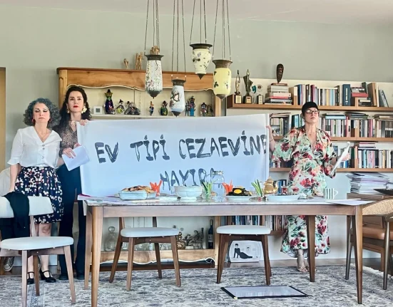 Bir Evin Salonunda Kurulan Küçük Başkaldırı: Ev Yapımı Eylem Üzerine