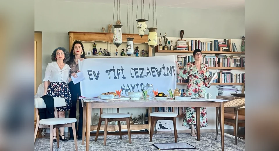 Bir Evin Salonunda Kurulan Küçük Başkaldırı: Ev Yapımı Eylem Üzerine