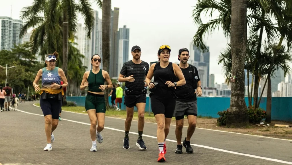 İnsanlar artık yürüyemiyorlar, genelde koşu gruplarına katılıyorlar son dönemde çünkü hayat çok hızlandı, her şey çok hızlı akıp gidiyor.