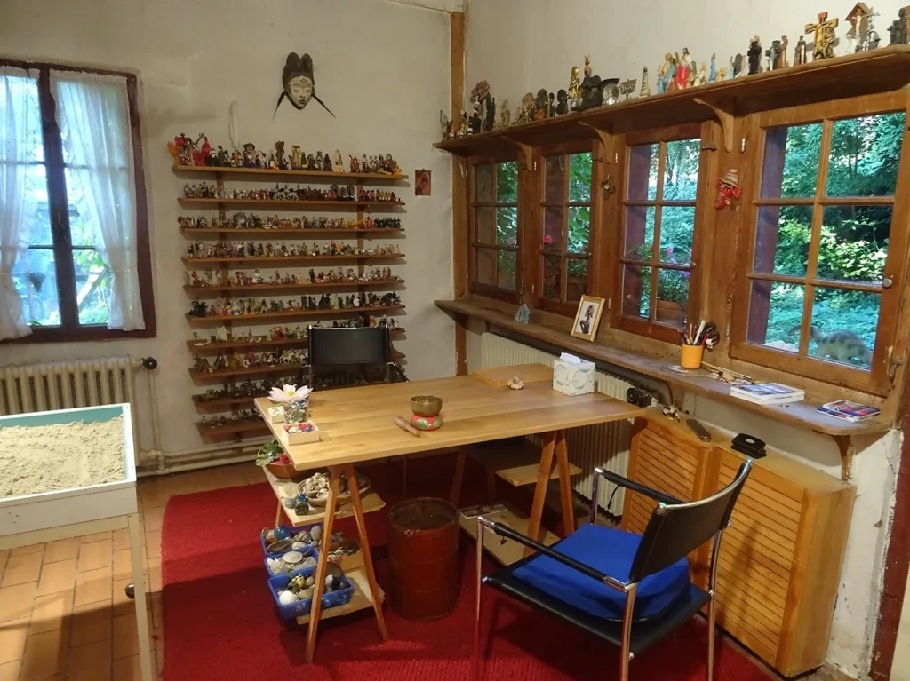 Kum odasında pek fazla kural yoktur. Kişi – kum resmi olarak adlandırdığımız – sahneyi tamamen içinden geldiği gibi yaratabilir