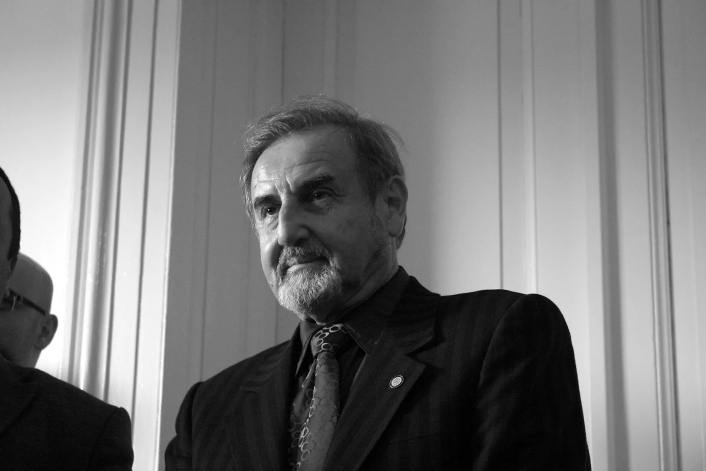Kitabın ilk kısmı "Sanatın Gölgesi" başlığını taşıyor ve okuru doğrudan insanlık tarihinin şafağına götürüyor.